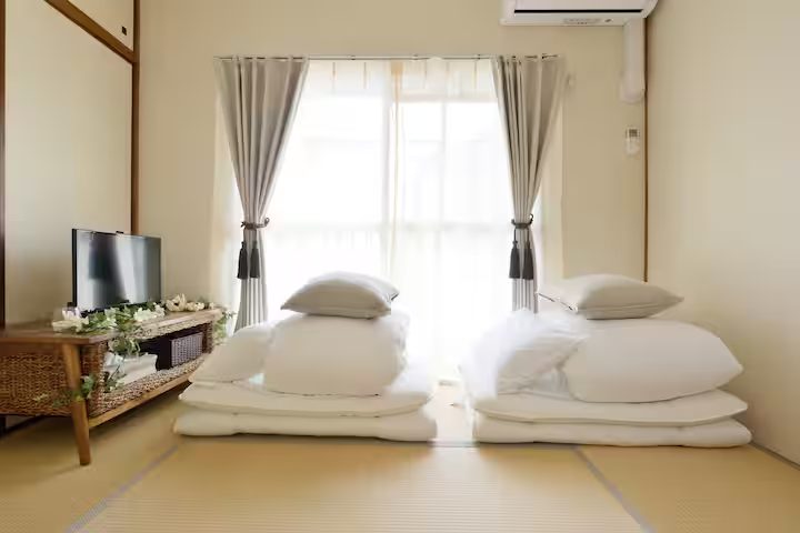 畳の上に布団2組を敷いた寝室