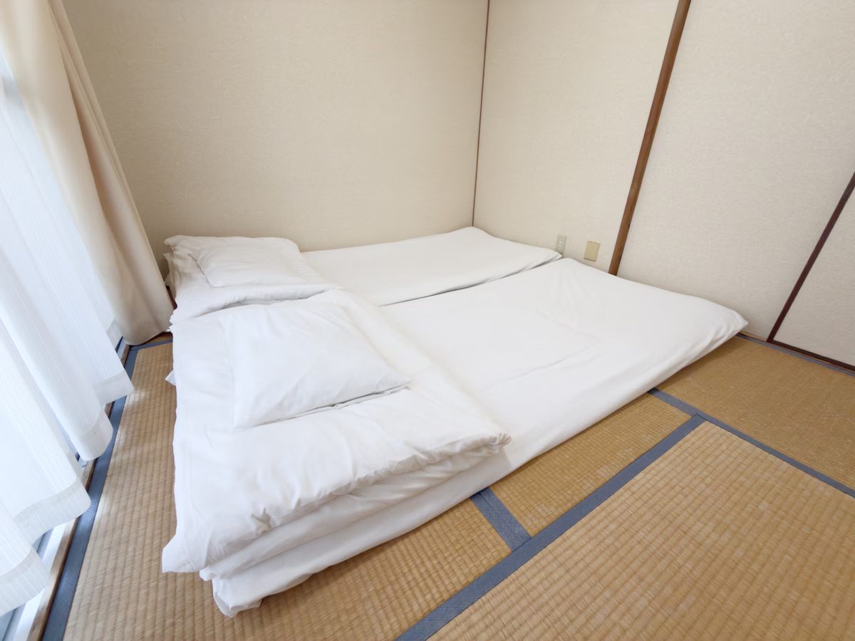 畳の上に布団を敷いた寝室