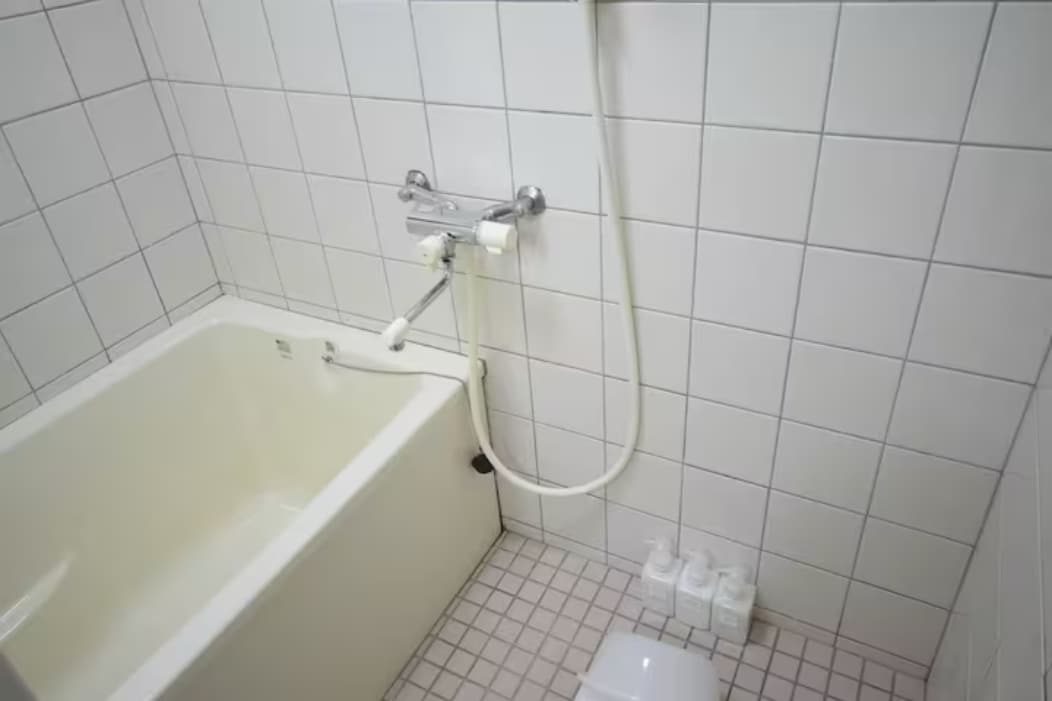 浴槽とシャワーを備えた浴室